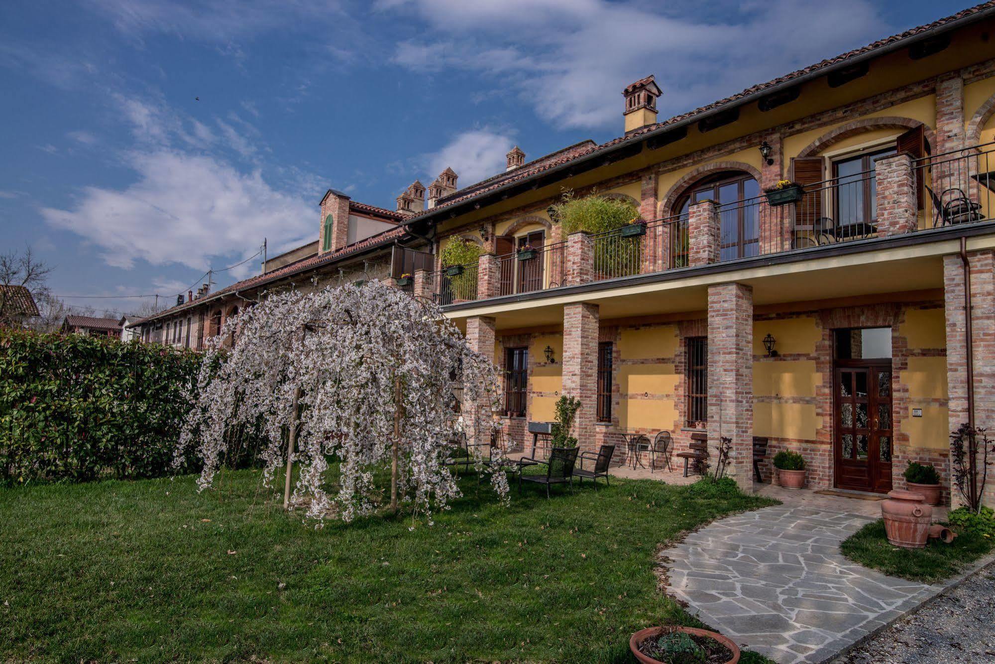 Cascina Rocca - Guest House กัสติยิโอเน ฟัลเลตโต ภายนอก รูปภาพ