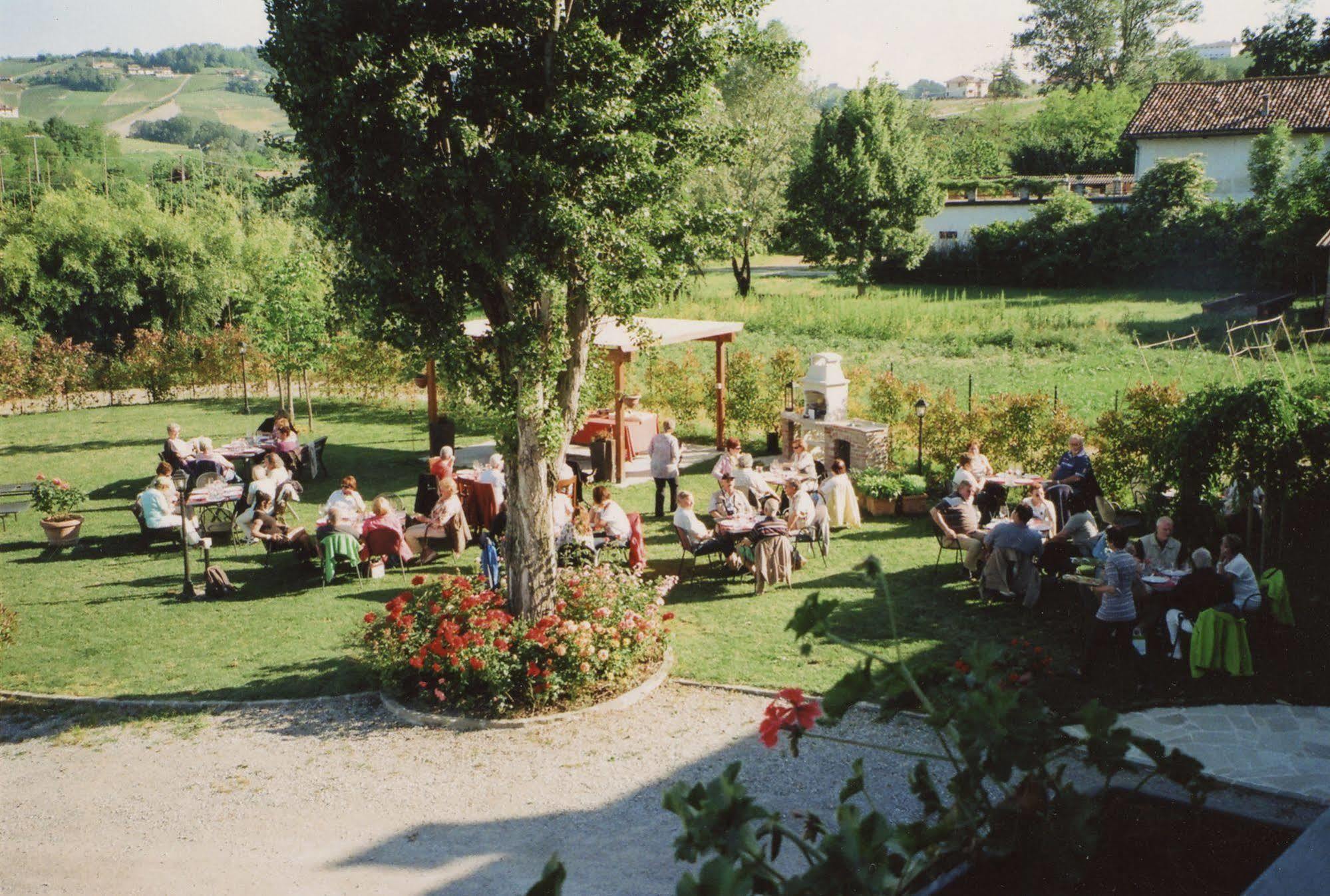 Cascina Rocca - Guest House กัสติยิโอเน ฟัลเลตโต ภายนอก รูปภาพ